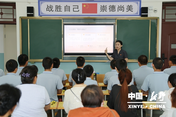 图①：新野法院法官走进启航学校开展法治宣讲_副本.jpg