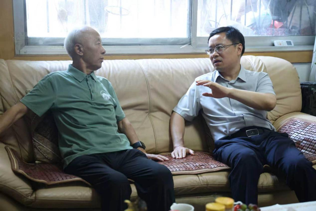 关文波“七一”前夕走访慰问基层党员 关文波“七一”前夕走访慰问基层党员