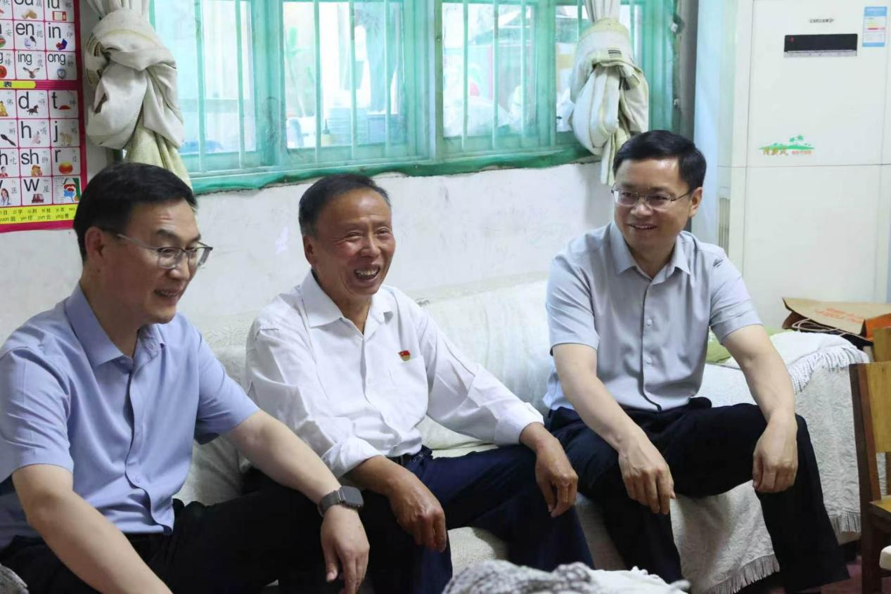 关文波“七一”前夕走访慰问基层党员 关文波“七一”前夕走访慰问基层党员