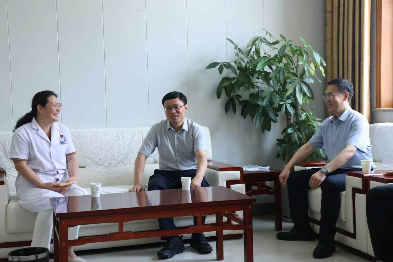 关文波“七一”前夕走访慰问基层党员 关文波“七一”前夕走访慰问基层党员