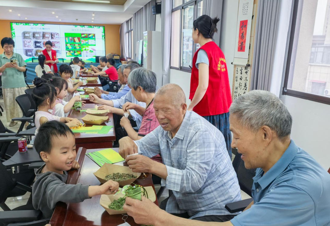童心敬老 端午安康——小城社区开展端午主题志愿服务活动 童心敬老 端午安康——小城社区开展端午主题志愿服务活动