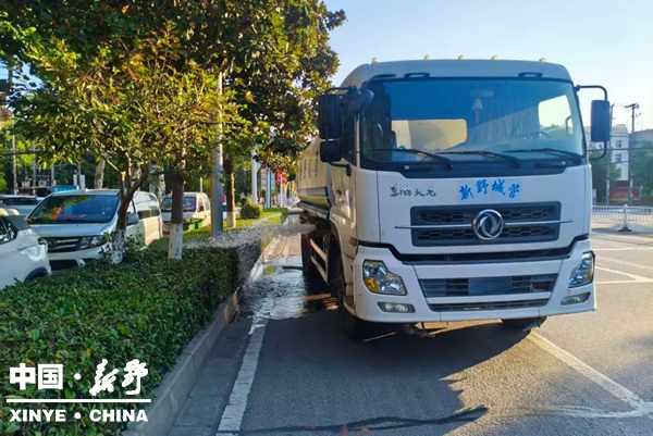 县城管局园林中心高温抗旱护绿行动全面开展 县城管局园林中心高温抗旱护绿行动全面开展