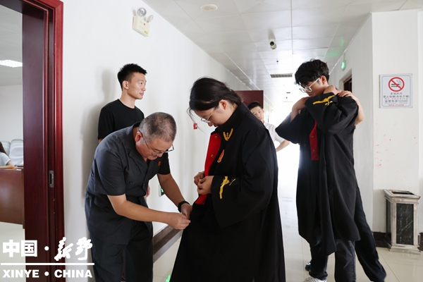 大学生的法院“探秘”记 ——县人民法院开展2026年第十一次“公众开放日”活动 大学生的法院“探秘”记 ——县人民法院开展2026年第十一次“公众开放日”活动