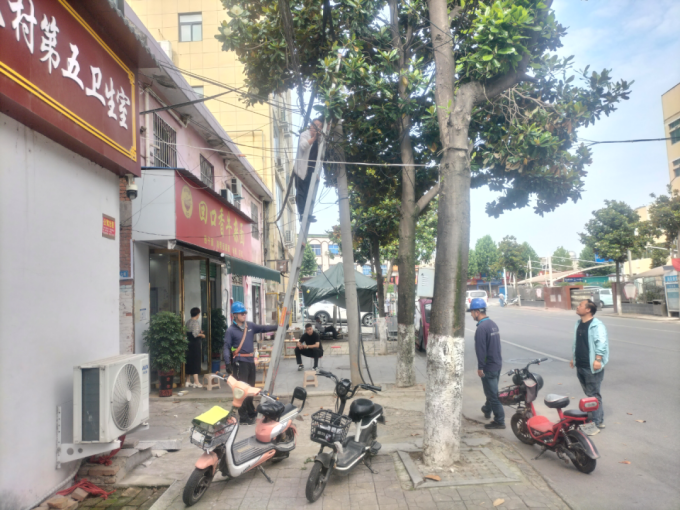 内乡县:有力清理废弃线杆线缆 内乡县:有力清理废弃线杆线缆