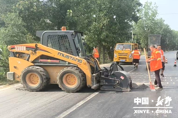 战高温护路网 精养护保畅通——县公路中心扎实推进公路养护夏季攻坚 战高温护路网 精养护保畅通——县公路中心扎实推进公路养护夏季攻坚