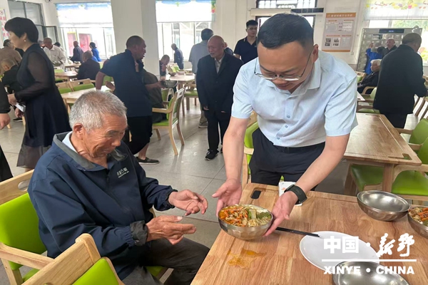 上港乡:坚持领导陪餐机制 守护老人幸福晚年 上港乡:坚持领导陪餐机制 守护老人幸福晚年