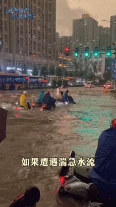 保鲜膜、塑料袋、空矿泉水瓶……暴雨天里可能有大用! 保鲜膜、塑料袋、空矿泉水瓶……暴雨天里可能有大用!