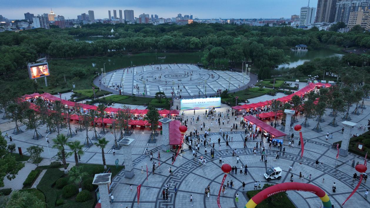 邓州市:夜间招聘进公园 就业服务暖民心 邓州市:夜间招聘进公园 就业服务暖民心