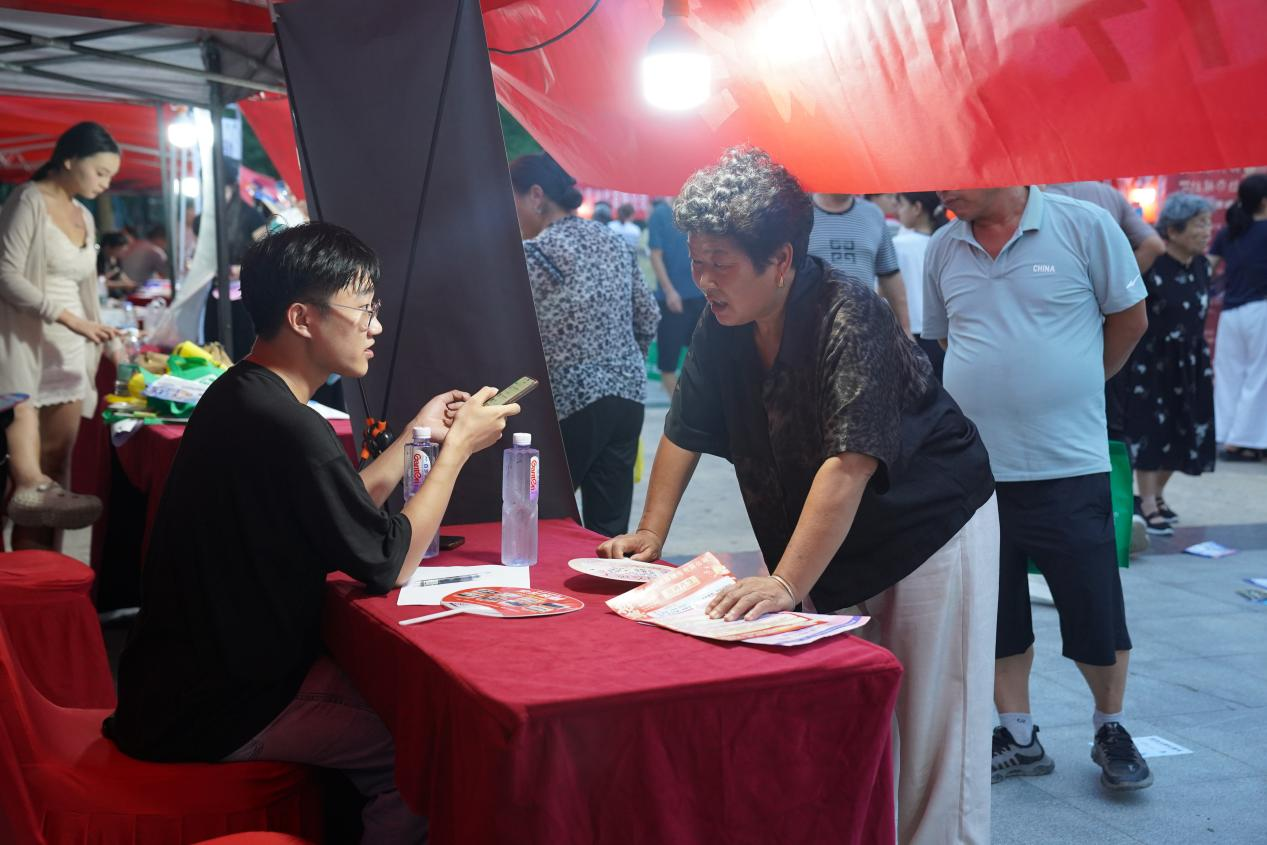 邓州市:夜间招聘进公园 就业服务暖民心 邓州市:夜间招聘进公园 就业服务暖民心